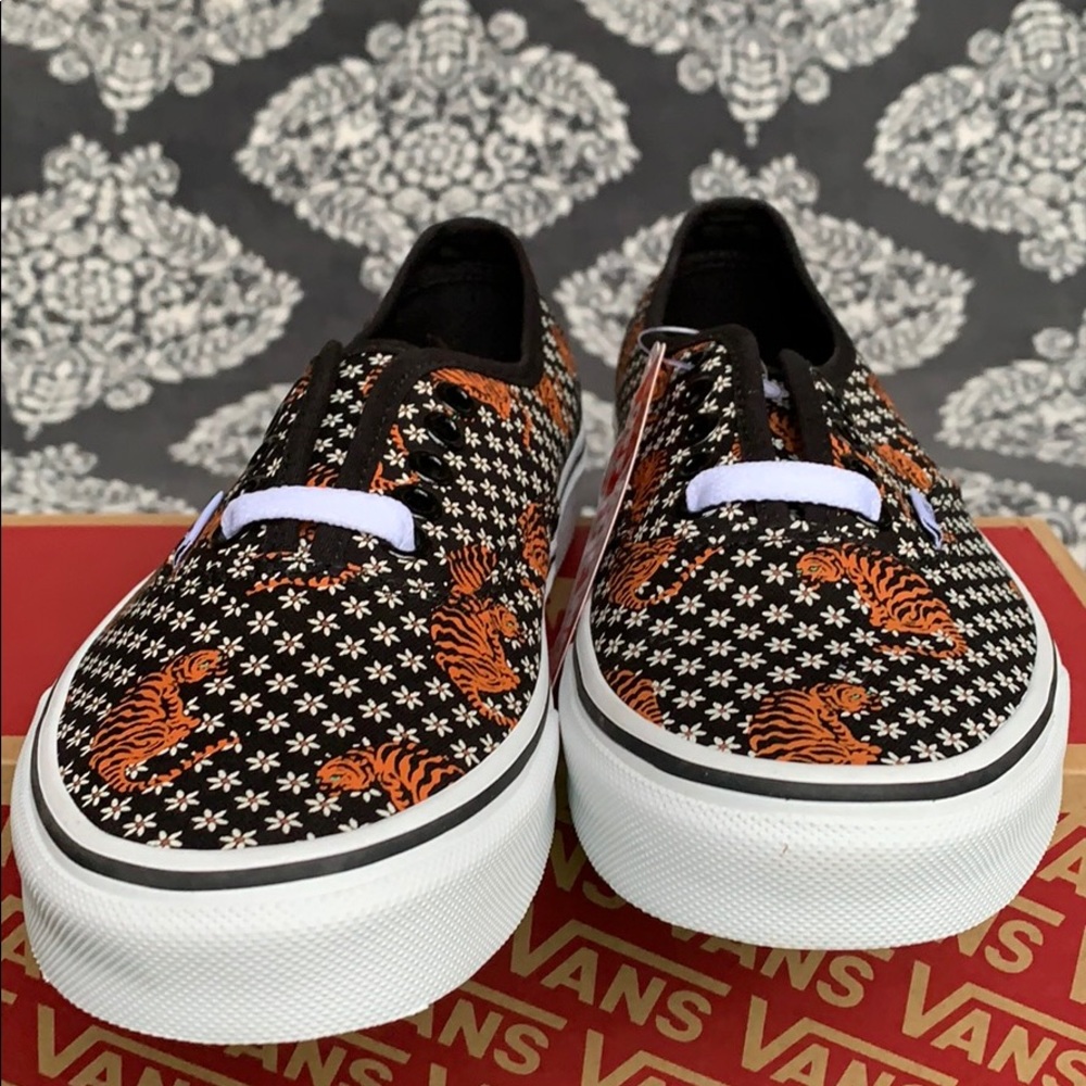 VANS AUTHENTIC TIGER FLORAL BLACK/TRUE WHITE WMNS - Picture 8 of 16